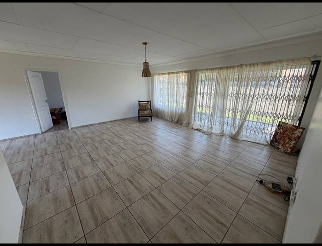 4 BEDROOM HOUSE FOR SALE IN SONNEVELD